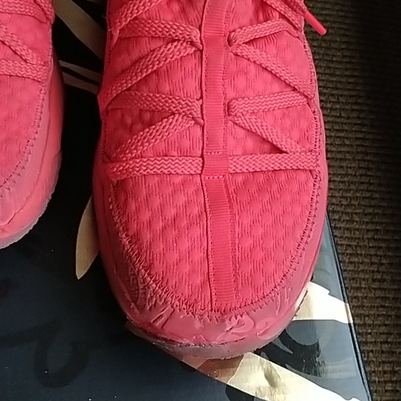 Lebron XVII Low PH / Red and Metallic Gold - Picture 6 of 12
